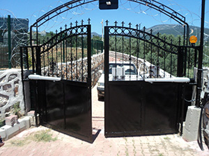 90 derece dairesel açılır bahçe kapıları