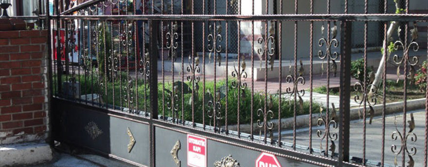 Yana Kayar Bahçe Kapıları